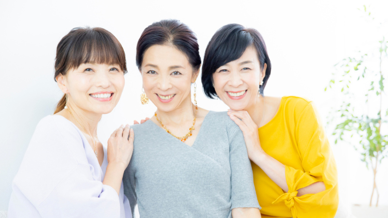 歯並びが整って笑顔を見せる40代・50代の女性患者