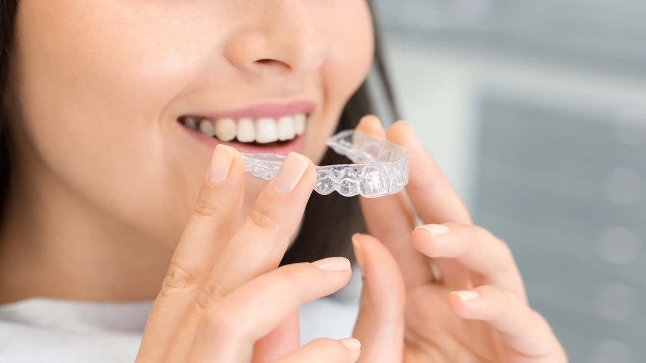 矯正装置を装着する患者の手元