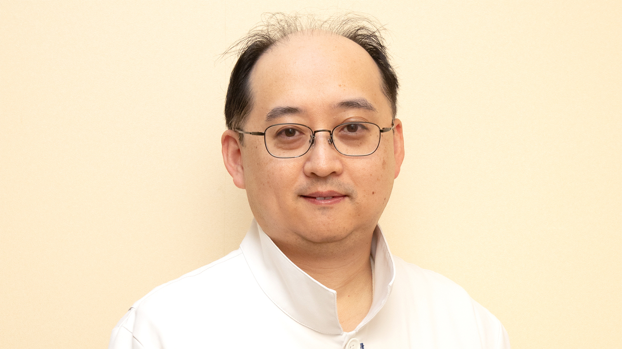 歯科医師歴21年の歯学博士であり、矯正経験者でもある院長