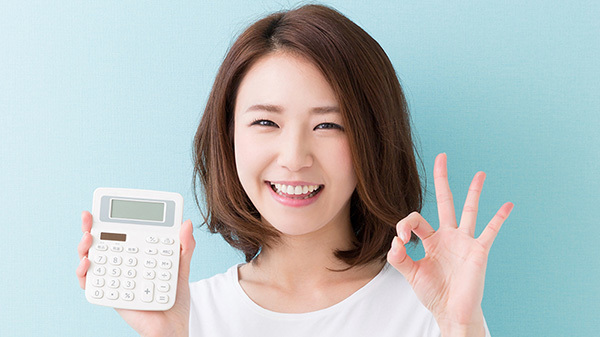 デンタルローンで月々の支払額を抑えられることに喜ぶ女性