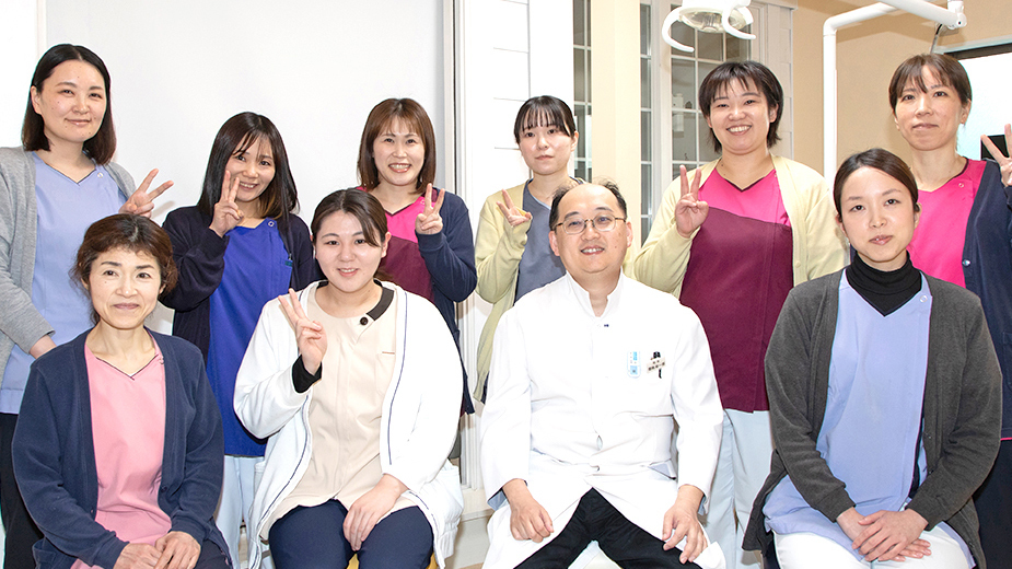 患者の不安に共感し、笑顔で対応する院長とスタッフ